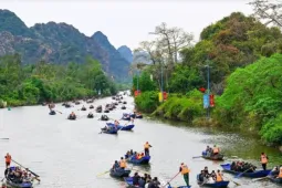 Nhiều người chèo đò chở khách ở Chùa Hương bị lừa 4,4 tỷ đồng xin cấp phép hoạt động