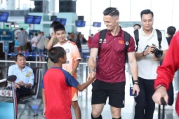 ĐT Việt Nam lên đường sang Malaysia đấu bán kết AFF Cup, được người hâm mộ săn đón