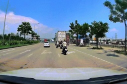 Clip: Luồn lách trên đường, xe máy bất ngờ lao thẳng vào đuôi container