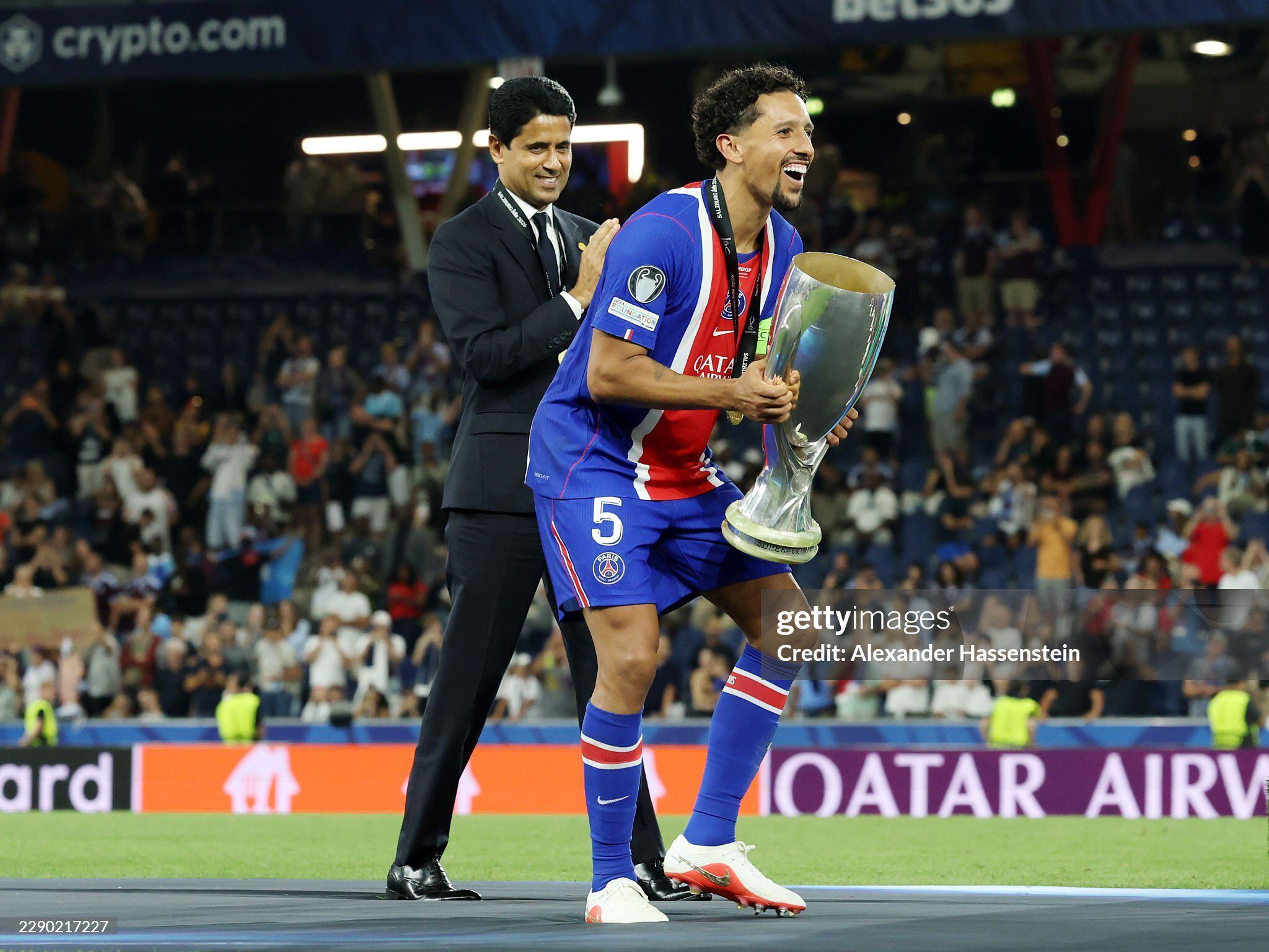 Chủ tịch Nasser Al-Khelaifi cùng đội trưởng Marquinhos đem chiếc cúp về phía các đồng đội
