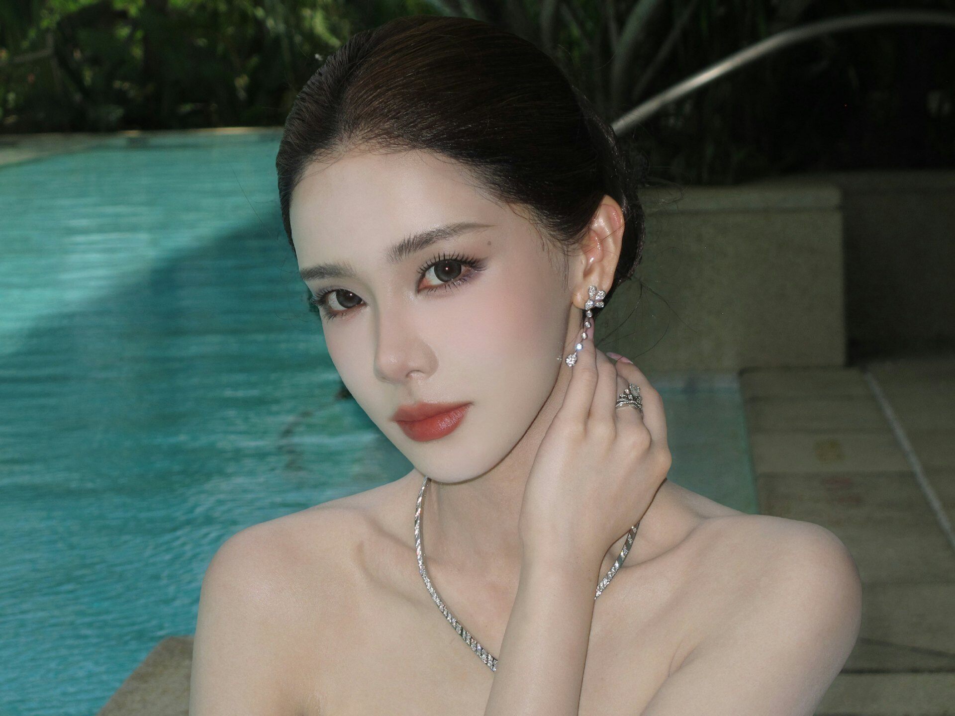 Cô sở hữu cả nhan sắc và học vấn.