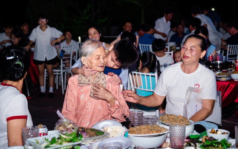 Giây phút cụ Tưởng vui vầy bên con cháu 