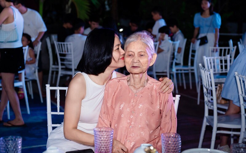 Giây phút cụ Tưởng vui vầy bên con cháu 