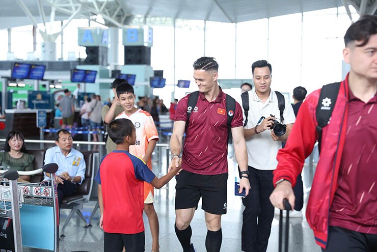 Patrik Lê Giang, thủ môn đang có phong độ cao trong màu áo tuyển Việt Nam bắt tay với 1 fan nhí.