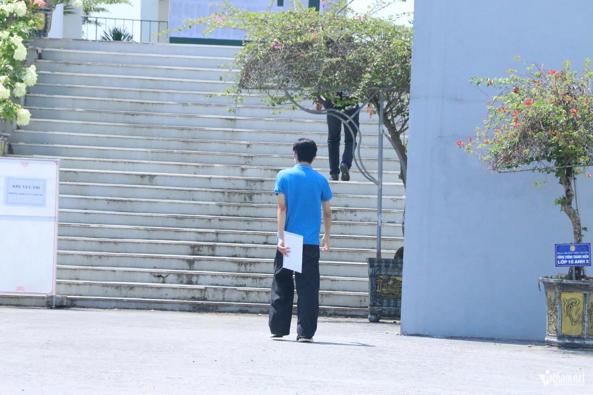 Những thí sinh đầu tiên đến điểm thi Trường THPT Chuyên tỉnh Tuyên Quang trong buổi làm thủ tục thi chiều 13/8.