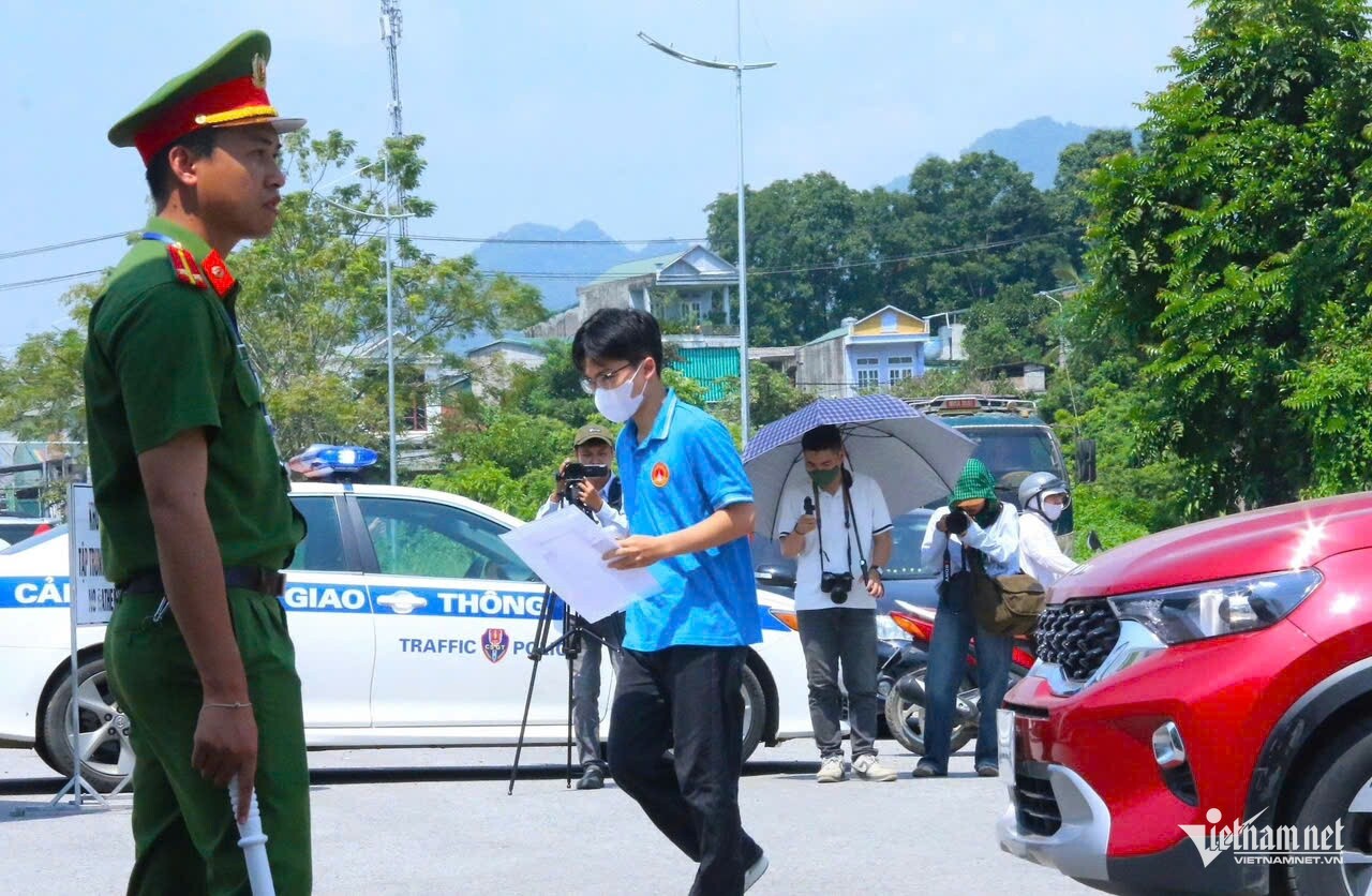 Những thí sinh đầu tiên đến điểm thi Trường THPT Chuyên tỉnh Tuyên Quang trong buổi làm thủ tục thi chiều 13/8.