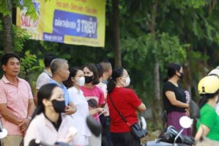 Phụ huynh hồi hộp dõi theo con bước vào kỳ thi lại tại Trường THPT Chuyên Tuyên Quang