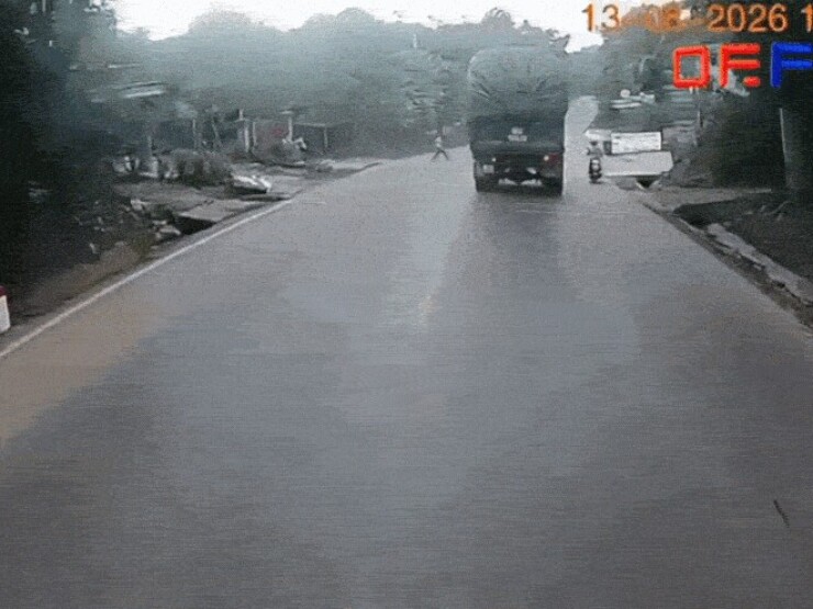 Clip em bé chạy ra đường đúng lúc ô tô tải lao dốc, tài xế hành động khẩn cấp