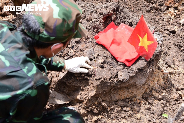 Công tác tìm kiếm, quy tập hài cốt liệt sĩ tại Khu B Công viên Lê Thị Riêng.