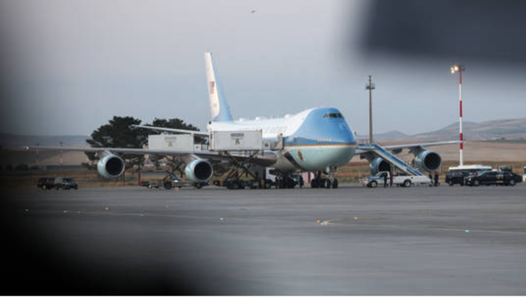 Máy bay Air Force One đậu trên đường băng với một container phục vụ ăn uống tại sân bay nằm cạnh thân máy bay ở Ankara, Thổ Nhĩ Kỳ hôm 8/7. Ảnh: BI.
