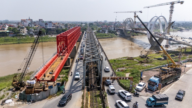 Được xây dựng từ năm 1902, cầu Đuống (giữa) nằm trên tuyến quốc lộ 1 kết nối phường Việt Hưng với xã Phù Đổng, Hà Nội. Để thay thế cầu cũ xuống cấp, chủ đầu tư là Bộ Xây dựng triển khai dự án xây cầu Đuống mới từ năm 2023. Công trình gồm hai đơn nguyên độc lập, tách riêng cầu đường bộ (bên phải) và cầu đường sắt (bên trái).