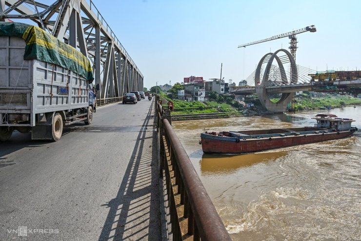 Vào mùa mưa bão, mực nước sông Đuống dâng cao, khiến tĩnh không cầu bị hạn chế, ảnh hưởng đến lưu thông đường thủy.