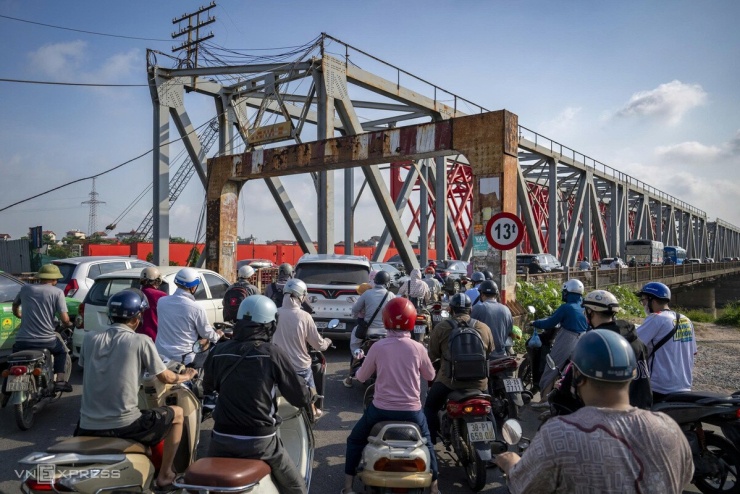 Hàng ngày hai phần cầu đường bộ thường xuyên quá tải và ùn tắc vào các khung giờ cao điểm.