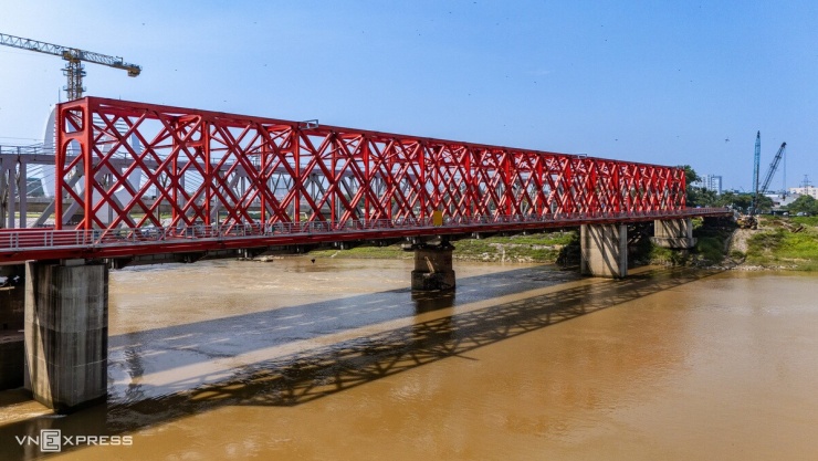 Cầu đường sắt mới dài khoảng 280 m, gồm 6 nhịp dầm và dàn thép, đáp ứng khai thác đồng thời hai khổ đường sắt lồng 1.000 mm và 1.435 mm, vận tốc thiết kế 80 km/h. Công trình được nâng tĩnh không, khắc phục hạn chế về lưu thông đường thủy trên sông Đuống.