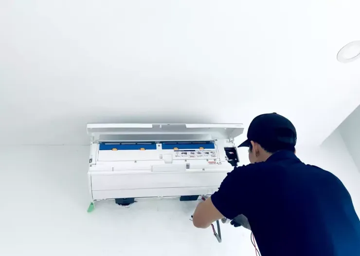 Một thợ đang lắp ráp điều hòa tại Hà Nội. Ảnh: P.D