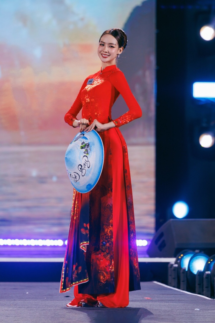Bảo Ngọc diện váy đính 5.000 viên pha lê dự khai mạc Miss World - 2