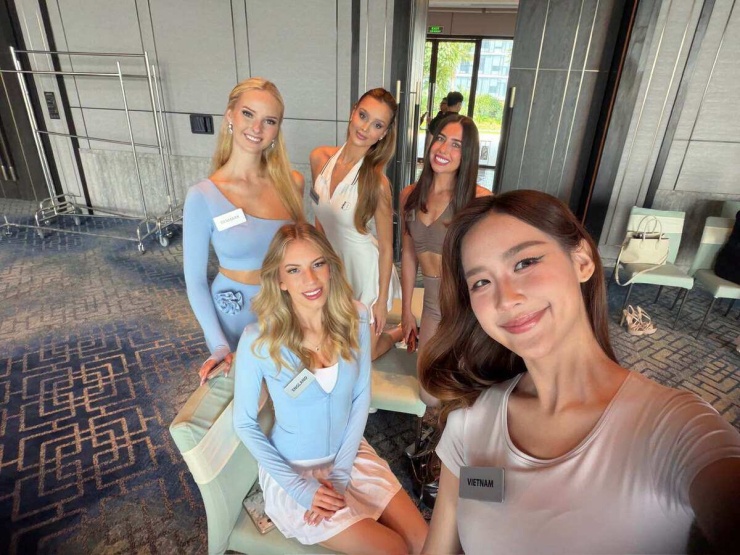 Bảo Ngọc diện váy đính 5.000 viên pha lê dự khai mạc Miss World - 7