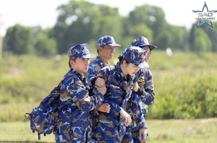 Thúy Ngân không thể trụ vững ngay tại tập 1 "Sao nhập ngũ". (Ảnh: EKCC)