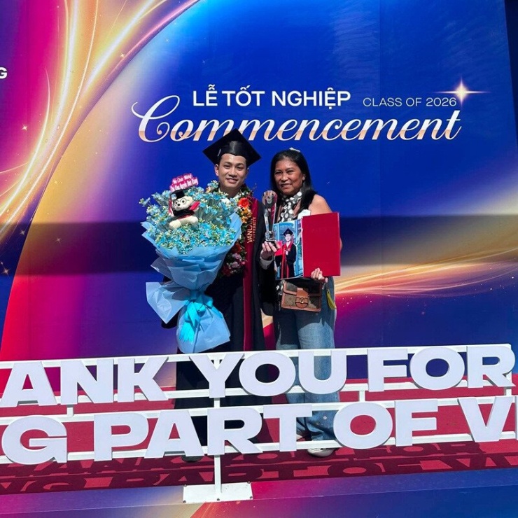 Mẹ Khang tham dự buổi lễ tốt nghiệp của con trai 