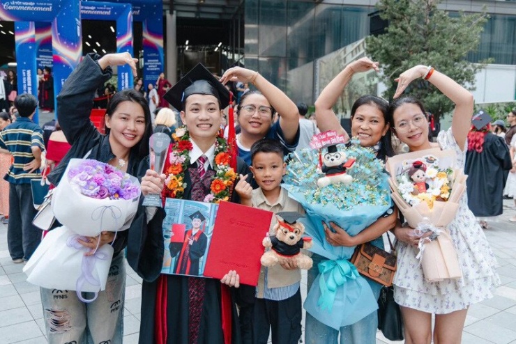 Mẹ Khang (đứng thứ 2 từ phải sang) cùng các thành viên trong gia đình đến chúc mừng Khang tốt nghiệp 