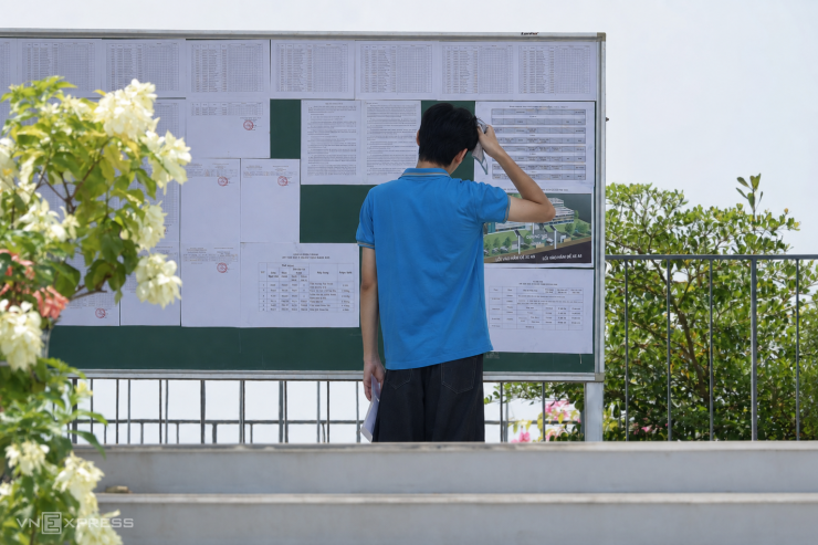 Thí sinh chuyên Tuyên Quang xem số báo danh, phòng thi, chiều 13/8. Ảnh: Thanh Hằng