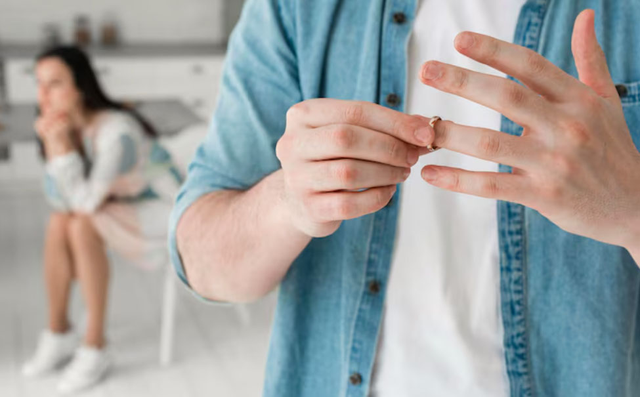 Khi đã có nhân tình bên ngoài, người đàn ông thường tỏ ra hờ hững, mệt mỏi và liên tục tìm lý do từ chối những cử chỉ thân mật, những cái ôm hay những lời nói ngọt ngào từ vợ. Ảnh minh họa