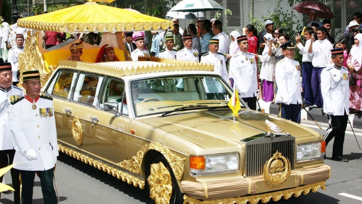 Xe hơi mạ vàng 24k của Quốc vương Brunei. Ảnh: GQ