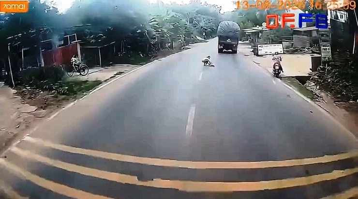 Cháu bé ngã ra đường. Ảnh cắt từ clip