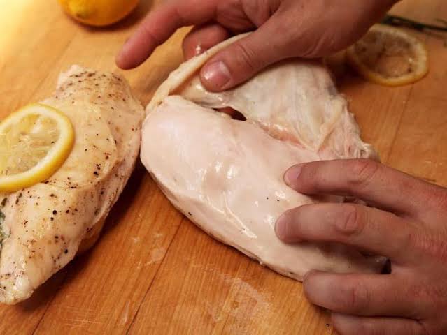 Bạn nên kiểm tra độ chín của ức gà sau mỗi 15 phút hấp.