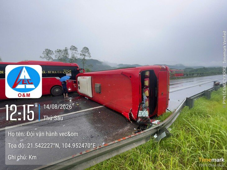 Chiều 14/8, nhiều vụ tai nạn xảy ra trên cao tốc Nội Bài - Lào Cai - 1