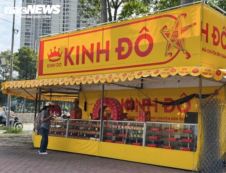 Một quầy bánh trung thu trên đường Nguyễn Quý Đức đã mở bán khoảng một tuần nhưng doanh thu mỗi ngày chưa cao.