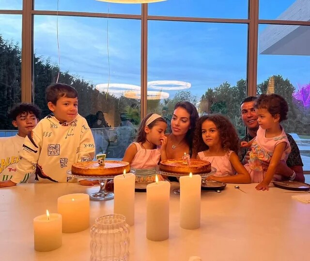 Cặp sao bên 5 người con. Ảnh: Instagram Georgina Rodriguez