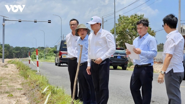 Ông Nguyễn Văn Thọ (giữa), Phó CT thường trực HĐND TP.HCM thực tế tại dự án đường ven biển 994
