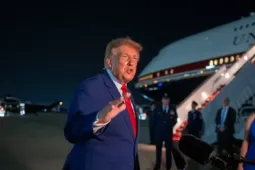 Ông Trump đưa theo ‘nhóm trung thành nhất’ khi bí mật rời Không lực Một