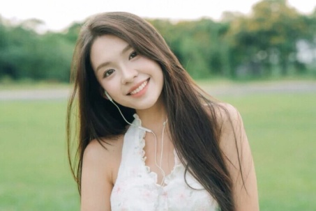 Nhan sắc đời thường của nữ diễn viên đang gây sốt phim Mùa hè năm ấy