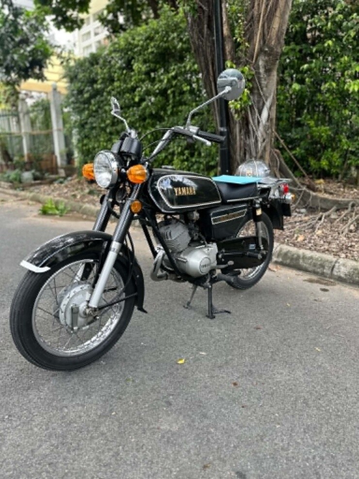 YB125E gây ấn tượng nhờ kiểu dáng gọn gàng, động cơ 2 thì dung tích 123cc và khả năng vận hành linh hoạt.
