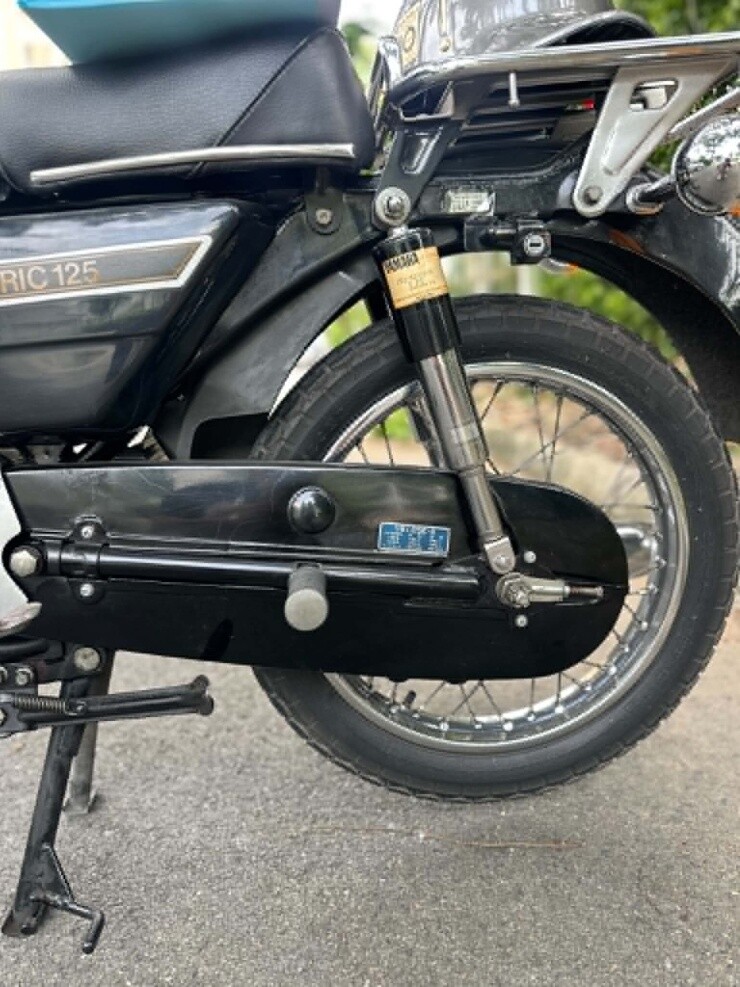 Bộ khung, bình xăng và các tấm ốp hông có độ đồng nhất cao, tạo cảm giác đây là một chiếc xe được bảo quản cẩn thận thay vì phục dựng theo phong cách hiện đại.
