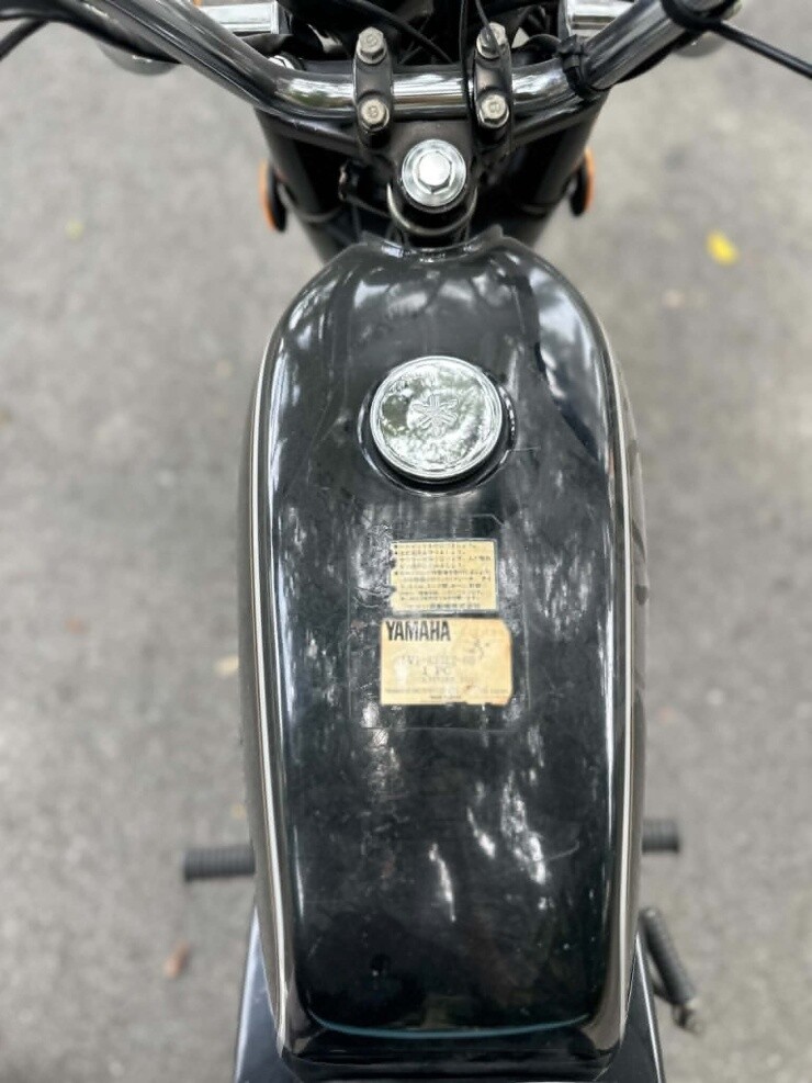 Ưu điểm lớn nhất của YB125E nằm ở thiết kế cơ khí đơn giản, trọng lượng nhẹ và động cơ 2 thì cho cảm giác tăng tốc nhanh hơn nhiều mẫu xe 4 thì có cùng dung tích. Tiếng máy đặc trưng cùng phong cách vận hành của dòng xe 2 thì cũng là yếu tố khiến nhiều người chơi xe cổ yêu thích.