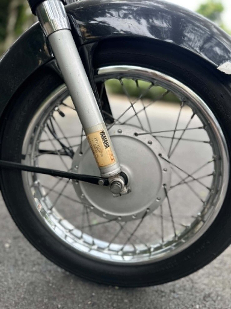 Ưu điểm lớn nhất của YB125E nằm ở thiết kế cơ khí đơn giản, trọng lượng nhẹ và động cơ 2 thì cho cảm giác tăng tốc nhanh hơn nhiều mẫu xe 4 thì có cùng dung tích. Tiếng máy đặc trưng cùng phong cách vận hành của dòng xe 2 thì cũng là yếu tố khiến nhiều người chơi xe cổ yêu thích.