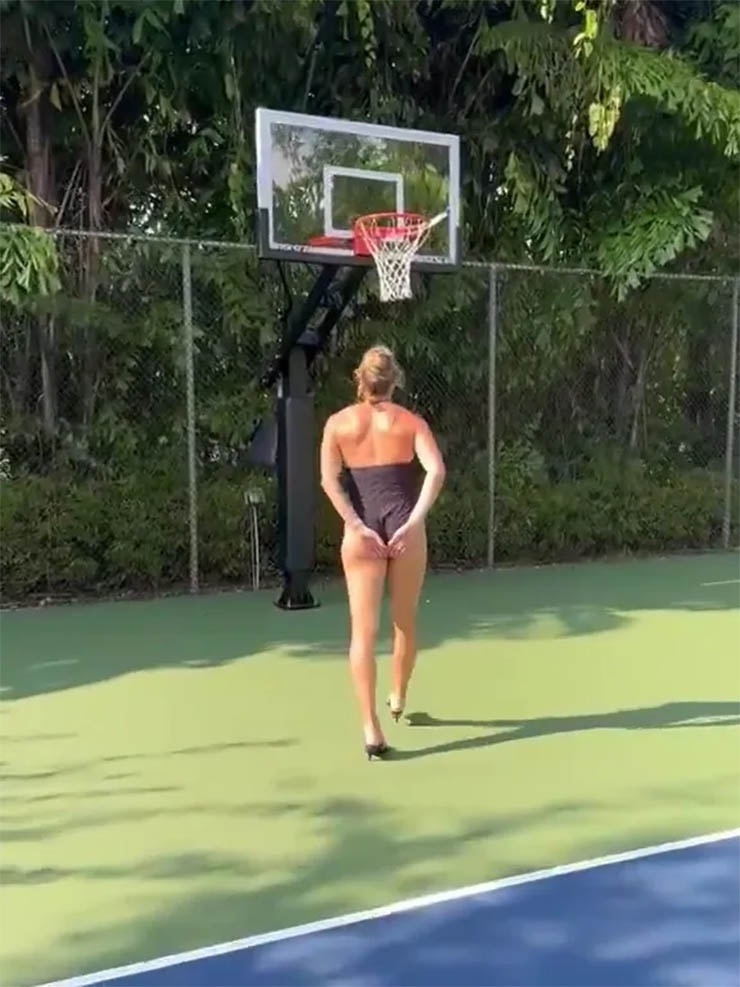 Sabalenka lấy tay che vòng 3