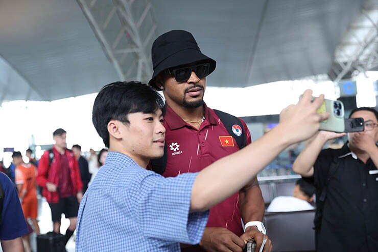 Fan chụp ảnh cùng Xuân Son trước khi ĐT Việt Nam sang Singapore đá AFF Cup