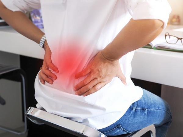 Ngồi lâu khiến trọng lượng phần thân trên dồn lên vùng cột sống cổ &amp; lưng