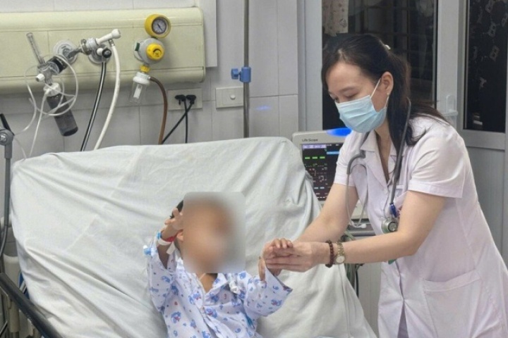 Chỉ sau 2 ngày sốt và đau đầu, bé trai 9 tuổi rơi vào hôn mê