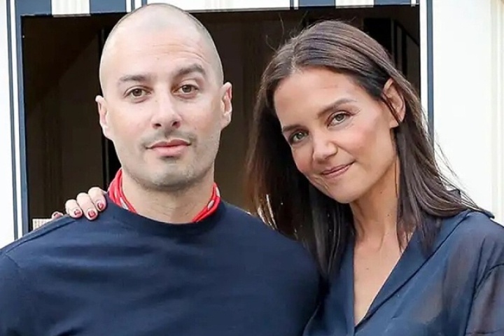 Katie Holmes và tình trẻ hé lộ kỳ nghỉ bên nhau