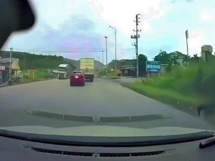 Clip: Tài xế ô tô con bẻ lái cực nhanh, thoát cú đè trí mạng trong gang tấc