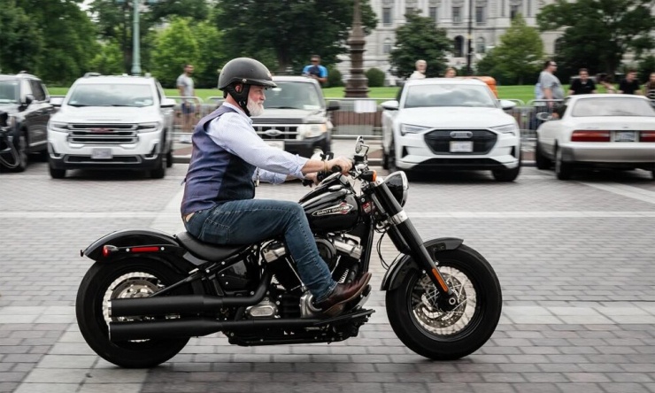 Hạ nghị sĩ Derrick Van Orden đang lái một chiếc môtô phân khối lớn hiệu Harley-Davidson. Ảnh: Derrick Van Orden