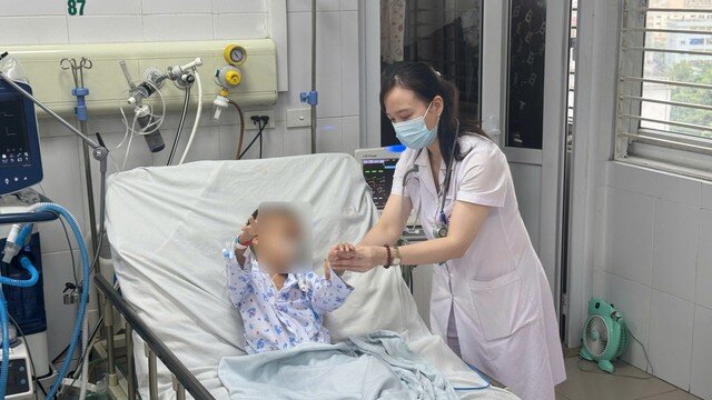Bác sĩ thăm khám cho bệnh nhi. Ảnh: BVCC.&nbsp;