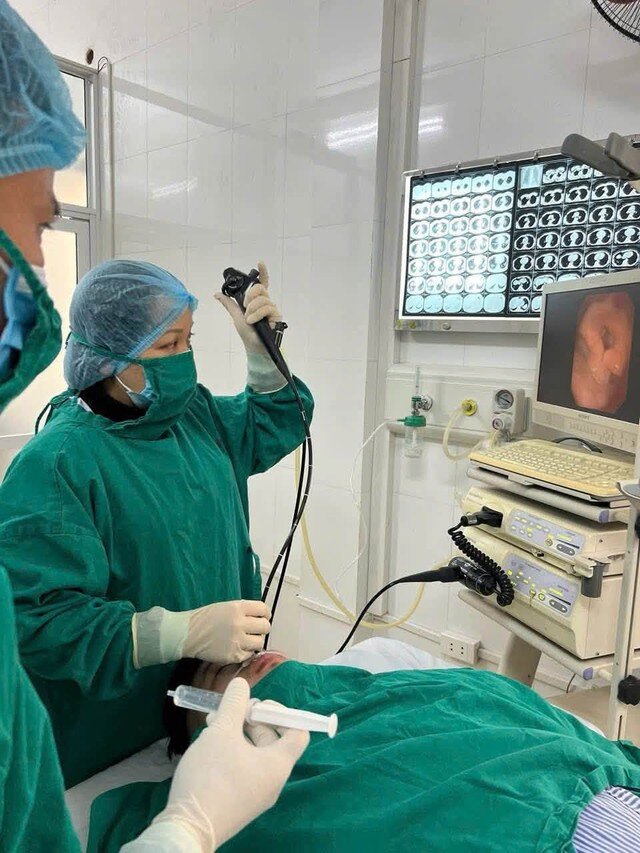 Các bác sĩ Khoa Nội Hô hấp, Bệnh viện 19-8 thực hiện nội soi phế quản, phát hiện và gắp dị vật đường thở cho người bệnh. (Ảnh: BVCC)
