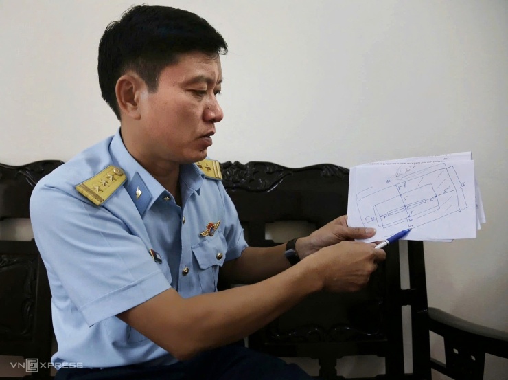 Thượng tá Tạ Đình Chiến, Phó tham mưu trưởng Sư đoàn 367, trả lời về việc UAV gây ảnh hưởng đến sân bay Tân Sơn Nhất, ngày 14/8. Ảnh: Đình Văn