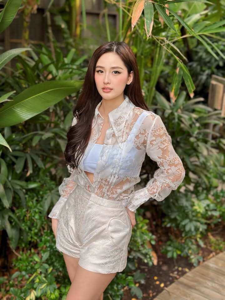 Ảnh sao 15/8: Mai Phương Thúy khoe dáng với áo xuyên thấu - 1